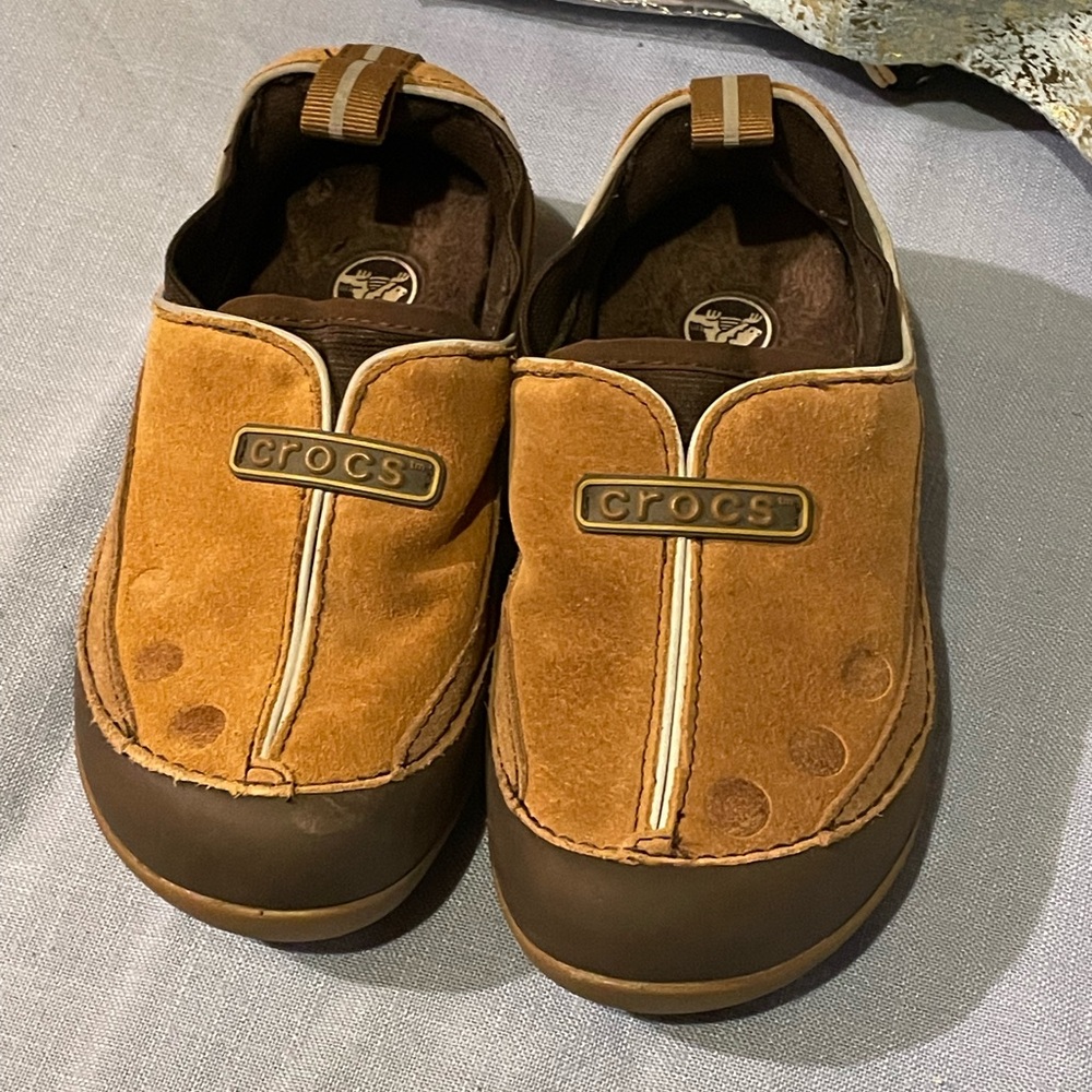BROWN CROCS CHILDS SIZE 12! Pre owned!
Reflective stripe on shoes ⛄️